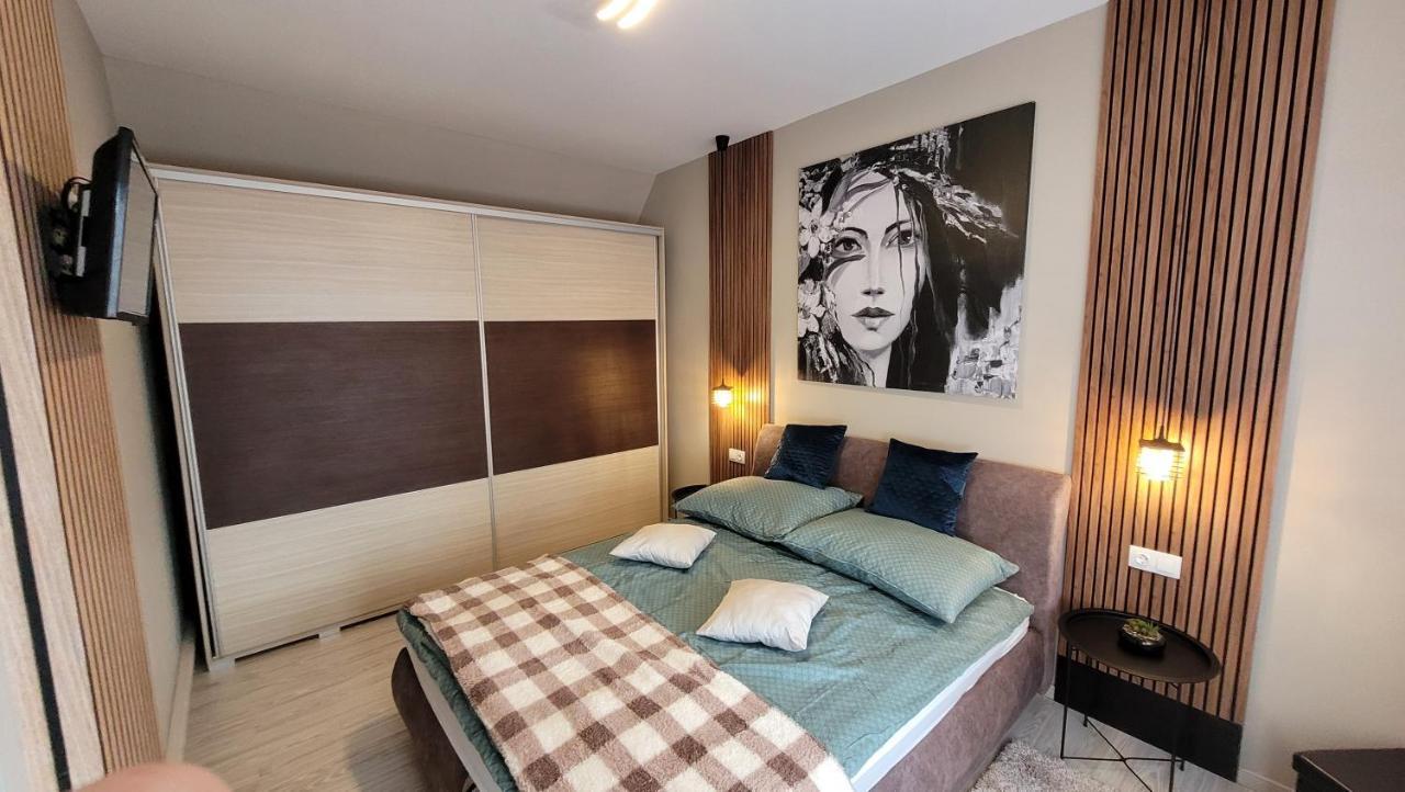 Apartment Men's World *